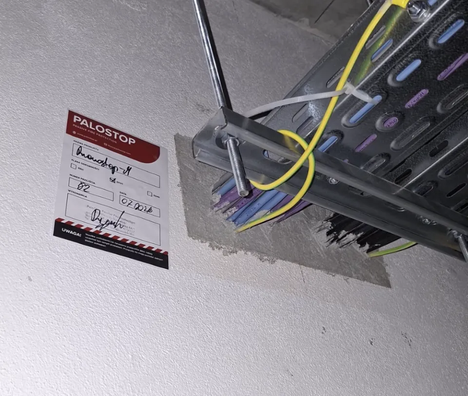 Zabezpieczenie ppoż przejścia koryta kablowego przez przegrodę – realizacja PaloStop, zdjęcie 9