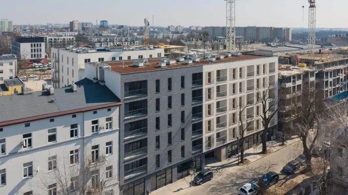 Apartment buildings – new build: Between – multi-family residential building with ground-floor commercial units and an underground car park