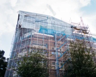 Modernizowany budynek w rusztowaniach – dostosowanie do wymagań ppoż